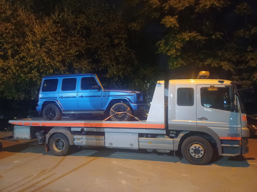 Mercedes G-osztály terepjáró a platón