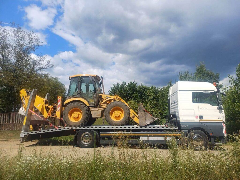 JCB rakodógép szállítása Csupi platóján