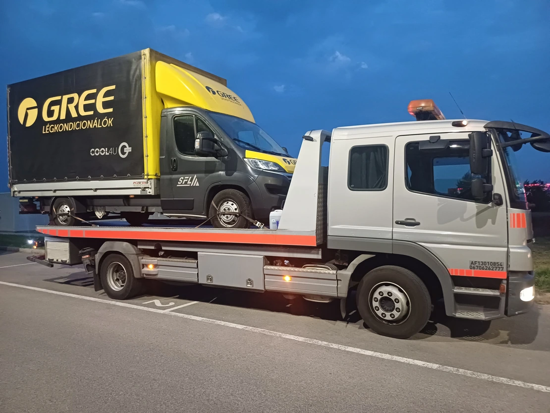 Dobozos furgon a Csupi Autómentő platóján