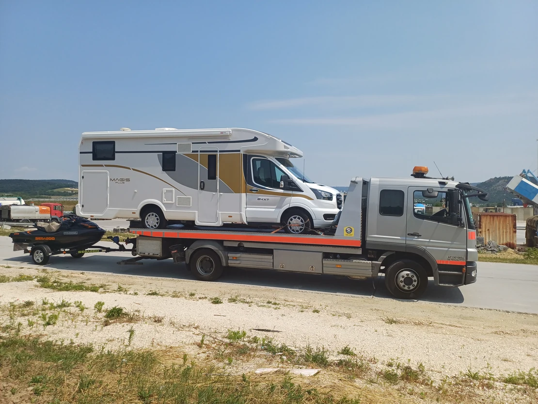 Lakóautó a Csupi Autómentő platóján