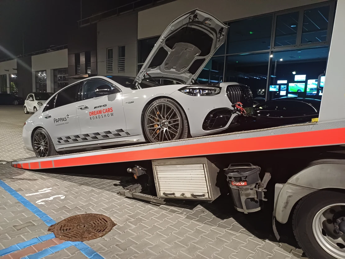 Mercedes-AMG luxusautó autómentő platóján